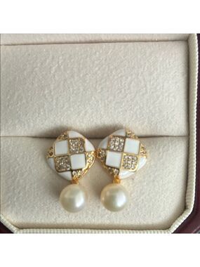 Elegant Gold and White Pearl Earrings